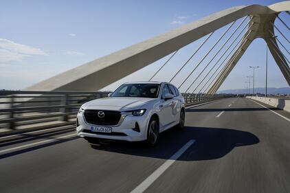 Mazda CX-60, guarda le foto 11