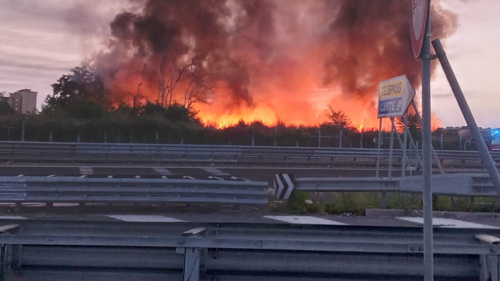 Napoli, le fiamme in piena notte, l'A3 bloccata: paura al campo rom