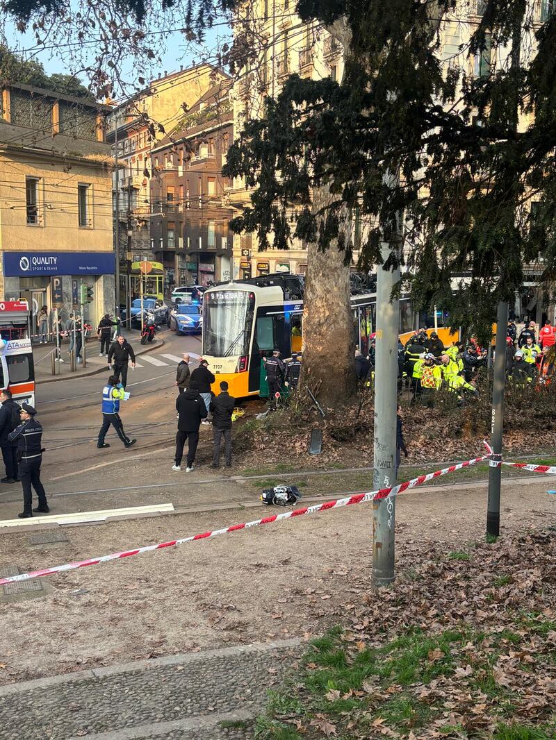 Tram deragliato, le foto dei feriti 13