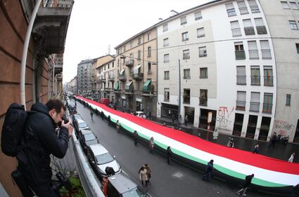 Fratelli d'Italia con tricolore di 500 metri in via Padova  4