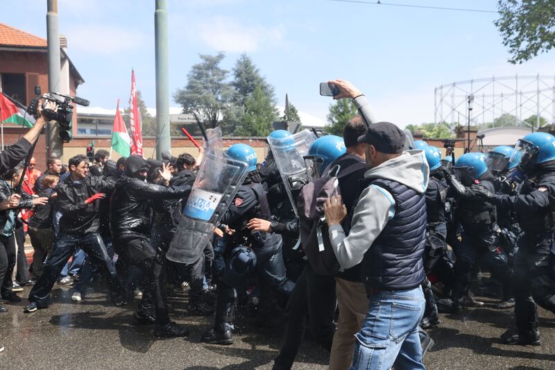 Torino, le foto delle violenze 7