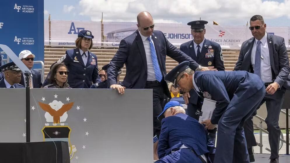 Biden inciampa: la caduta sul palco alla cerimonia dei cadetti in Colorado
