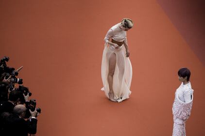 Gambe in vista a Cannes: lo spacco domina il red carpet 5