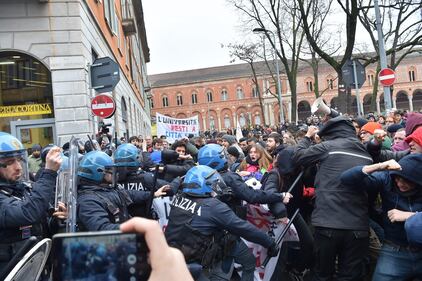 Scontri tra studenti e forze dell'ordine alla Statale di Milano 5