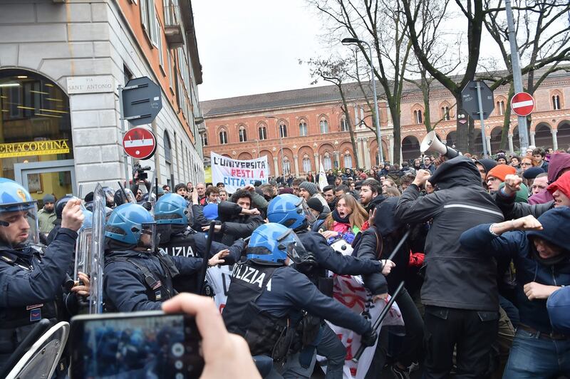 Scontri tra studenti e forze dell'ordine alla Statale di Milano 5