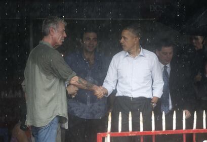 Obama e lo chef Bourdain a cena in Vietnam 3