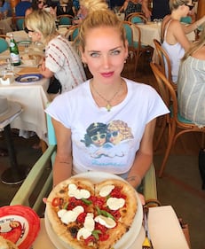 Chiara Ferragni hot, ragnatela sul seno 26