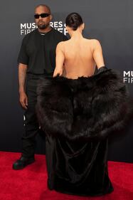 Lo scandalo ai Grammy: Bianca Censori sfila completamente nuda 1