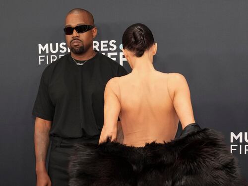 Lo scandalo ai Grammy: Bianca Censori sfila completamente nuda
