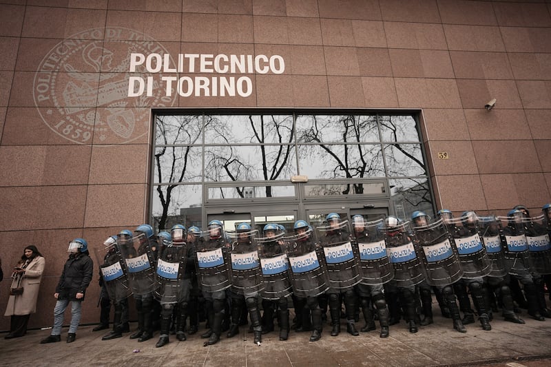 Gli scontri tra manifestanti e polizia a Torino 9