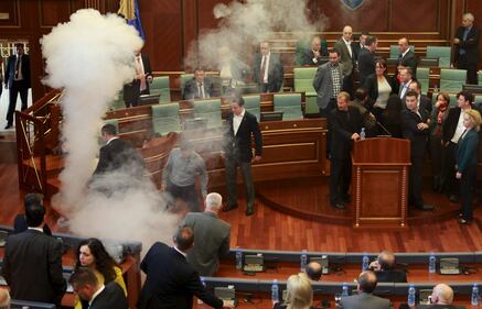 Kosovo, lacrimogeni in parlamento per protesta 1