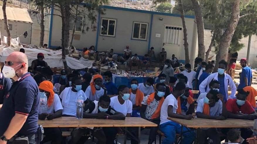 Lampedusa scoppia di nuovo: oltre 700 migranti nell'hotspot