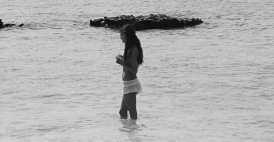 Alessandra Ambrosio completamente nuda in spiaggia 7