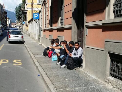 Pd e Caritas scaricano i profughi davanti alla prefettura: "Non li vogliamo più"