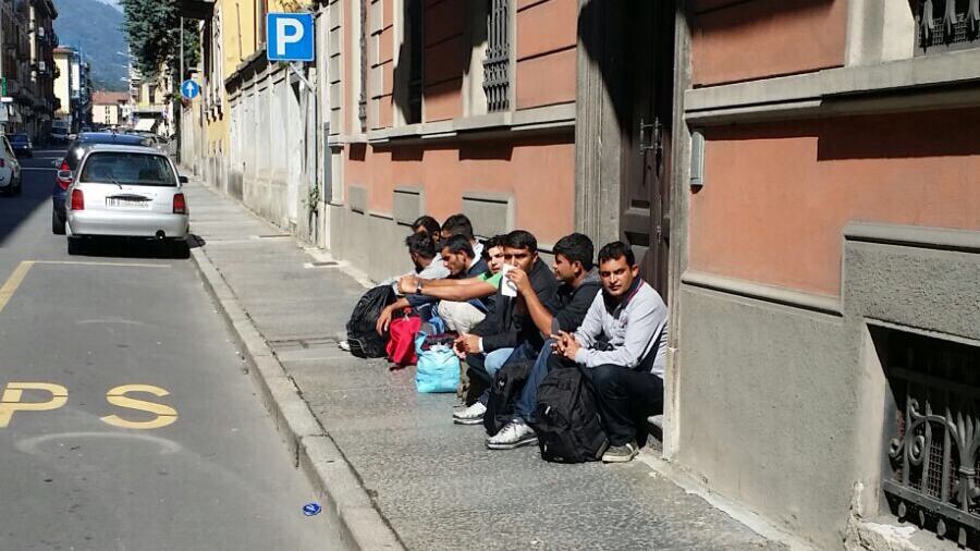 Pd e Caritas scaricano i profughi davanti alla prefettura: "Non li vogliamo più"