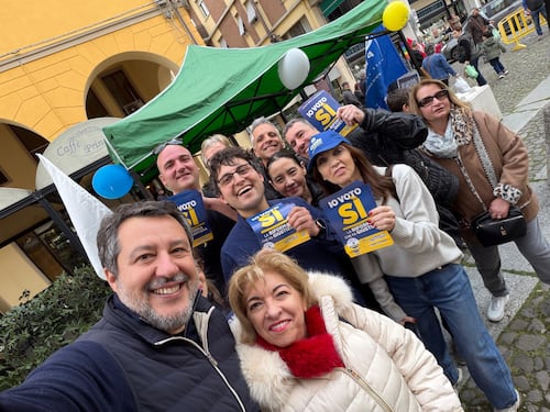 I 1.500 gazebo della Lega: "Non deve restare neanche un volantino"