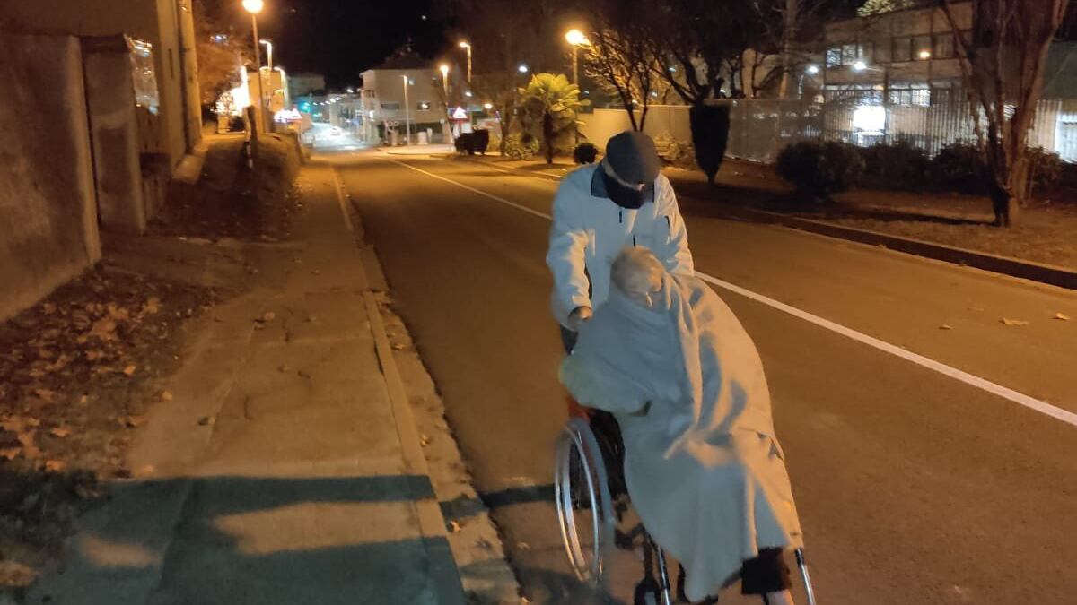 Non ci sono ambulanze: così il 94enne spinge la carrozzina della moglie malata