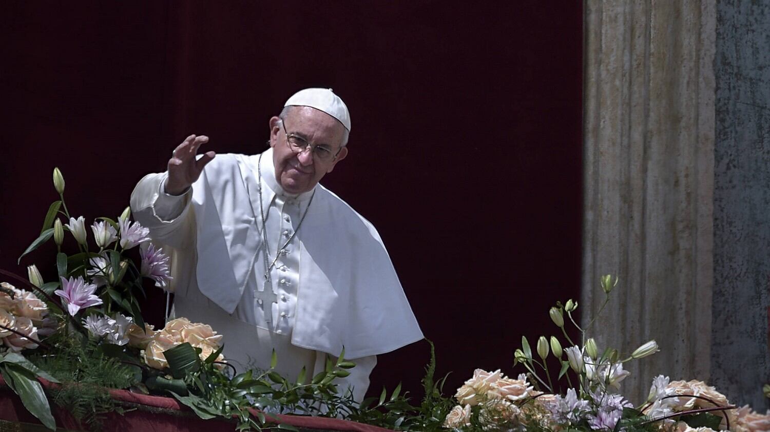Pasqua, la messa di Francesco: "Scandalo divario ricchi e poveri"