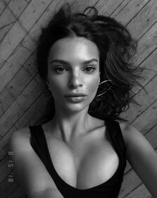 Emily Ratajkowski, scollatura hot su Instagram 6