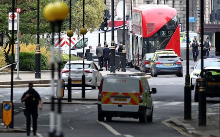 Londra, auto contro il parlamento 11