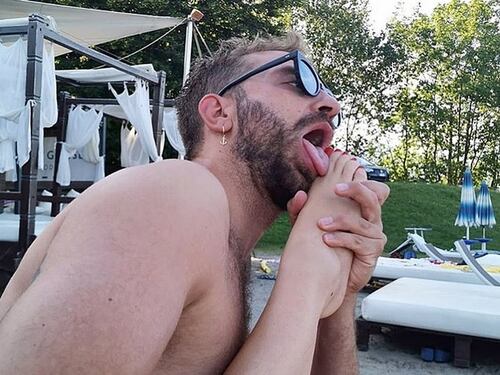 Bianca Atzei e Stefano Corti imitano Iannone e la De Lellis: via con la leccata di piedi