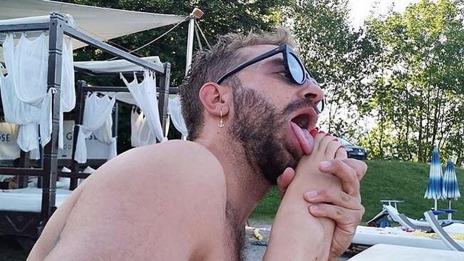 Bianca Atzei e Stefano Corti imitano Iannone e la De Lellis: via con la leccata di piedi