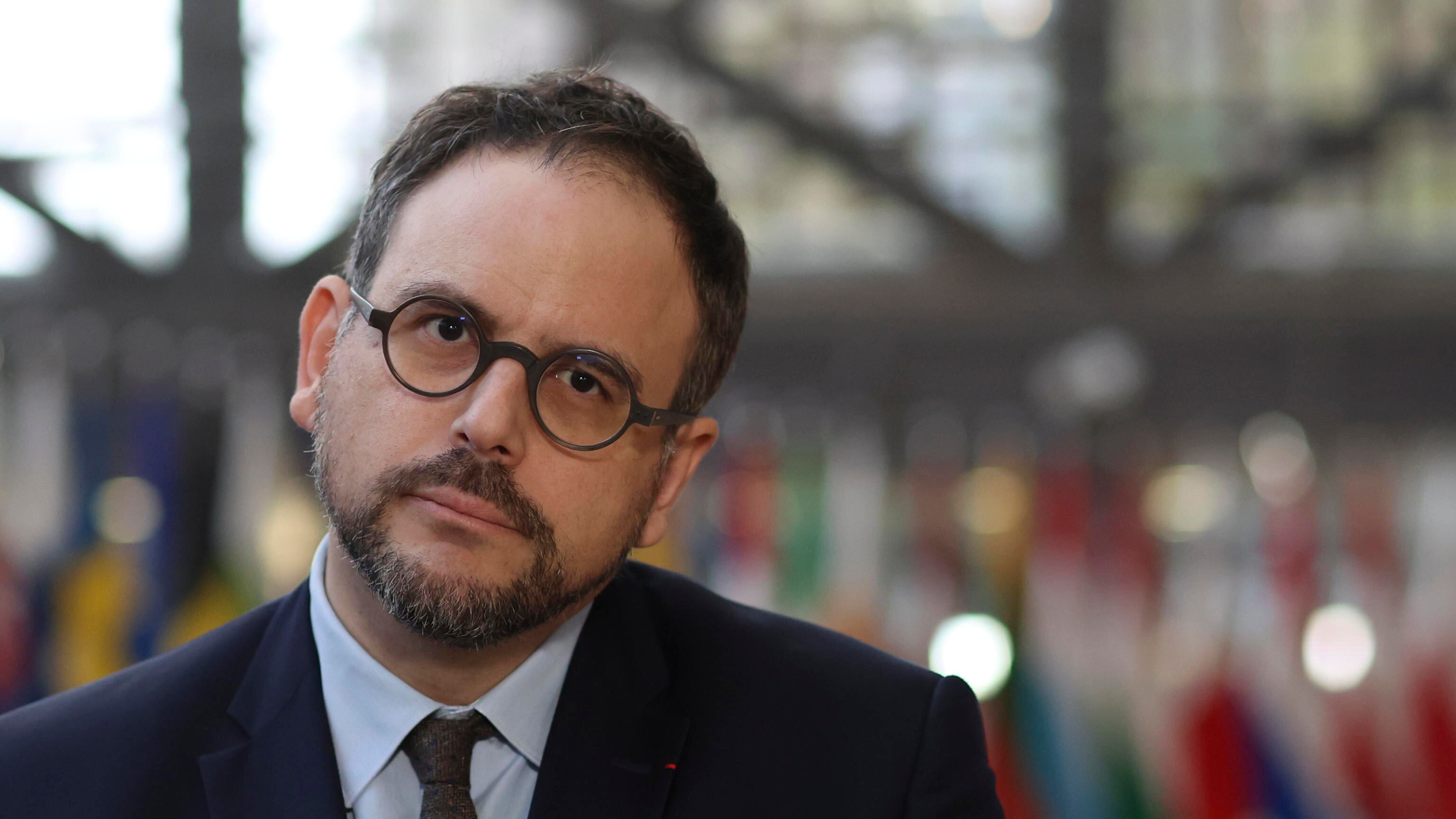 Stretta di Macron sugli irregolari: via un ministro e "gauche" in rivolta
