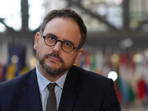 Stretta di Macron sugli irregolari: via un ministro e "gauche" in rivolta