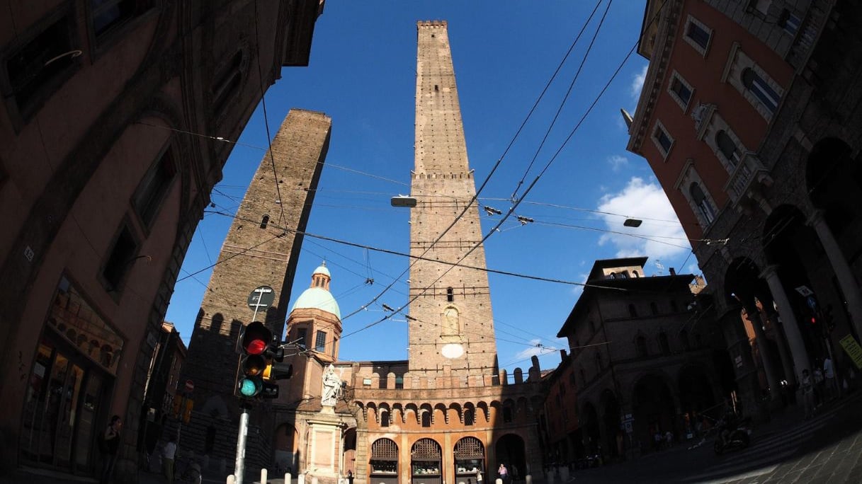 Allarme rosso, censimento e la torre a rischio. Cosa sta succedendo a Bologna