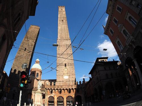 Allarme rosso, censimento e la torre a rischio. Cosa sta succedendo a Bologna