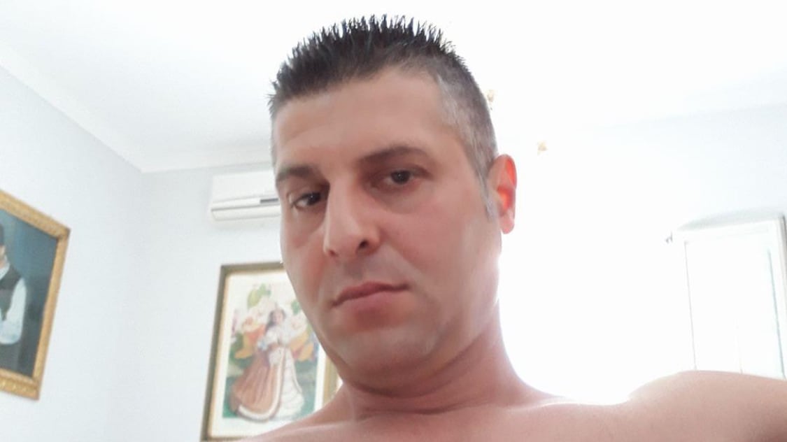 Sparatoria a Crotone, poliziotto uccide un uomo e viene linciato dalla folla: è grave
