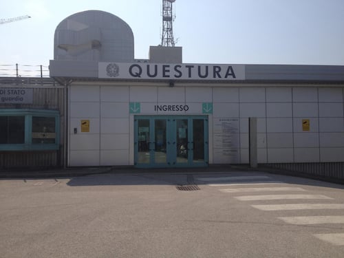 Aggredisce e morde gli agenti per sfuggire a un controllo: fermato straniero irregolare pregiudicato