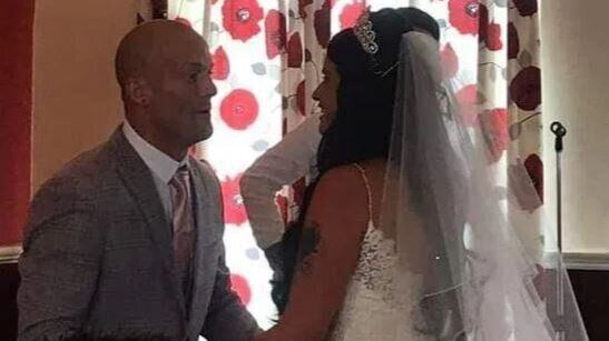 Lo invita a un matrimonio poi si presenta vestita da sposa