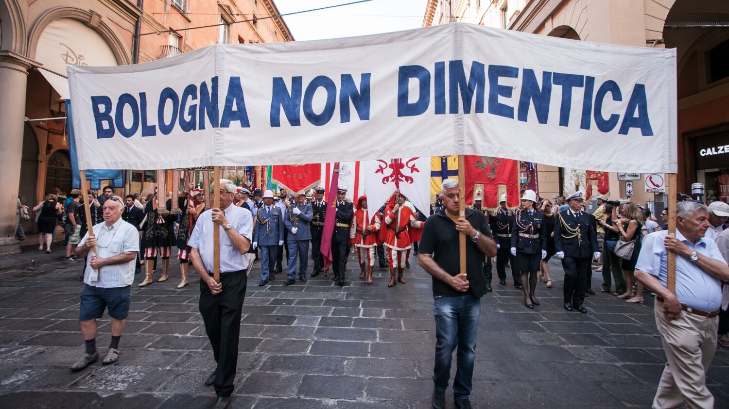 Bologna, anniversario della strage. Mattarella: "Insieme sconfiggeremo i nuovi terroristi"