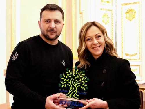 Zelensky: "Troppi filo Putin in Italia, revocate i visti"