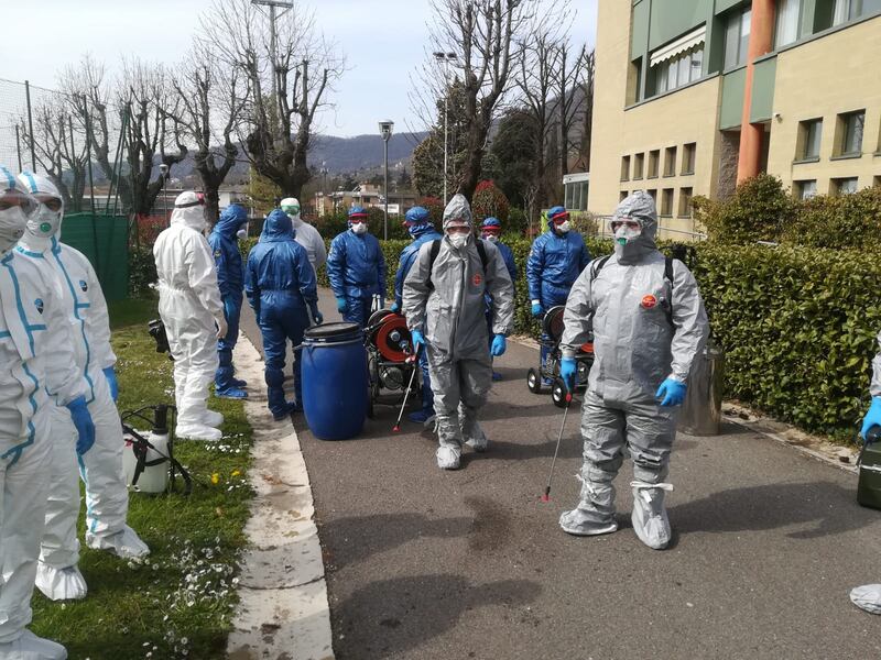 I russi dissinfettano la casa di riposo 9