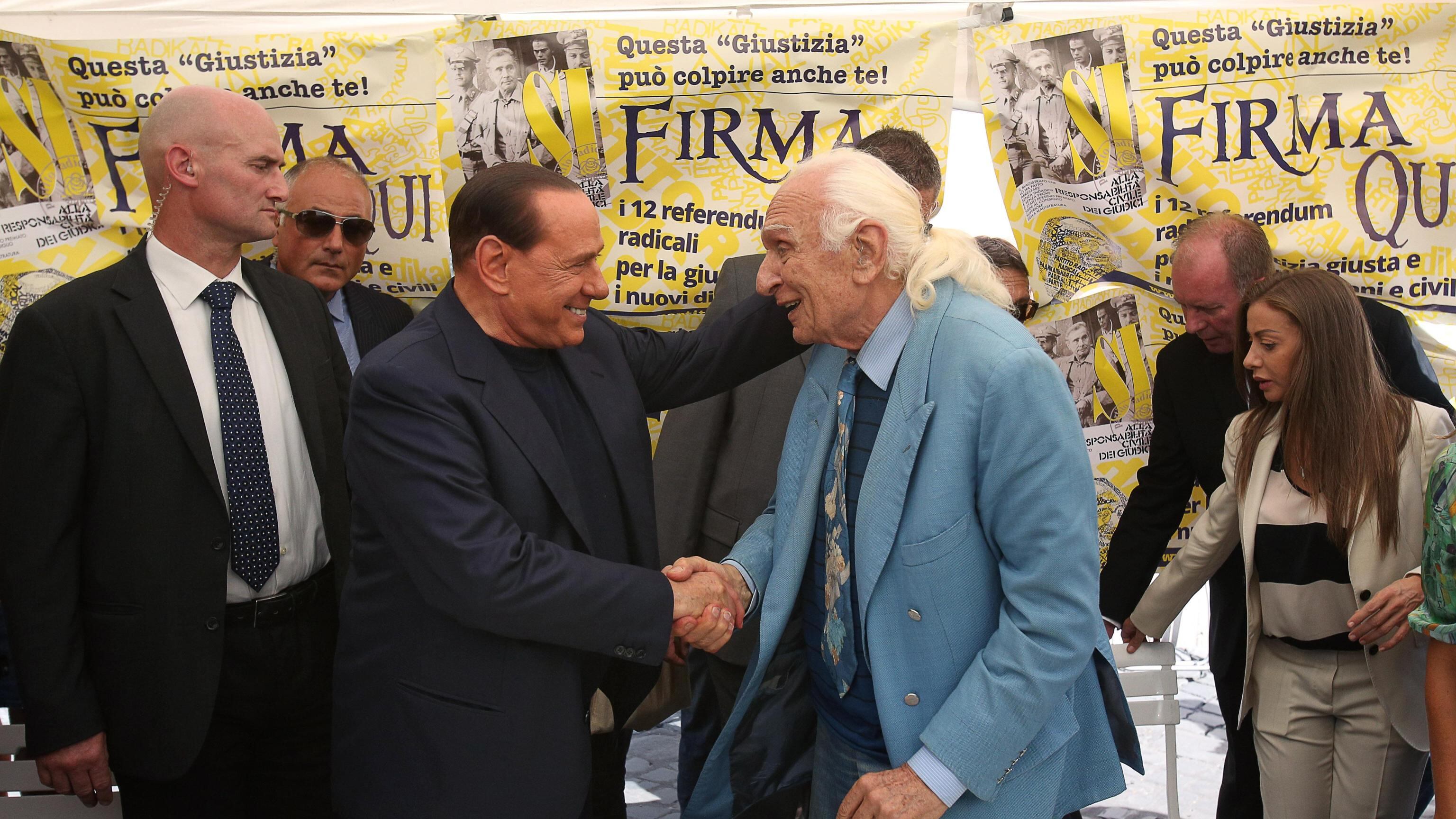Berlusconi firma i referendum E tiene il governo sulla corda