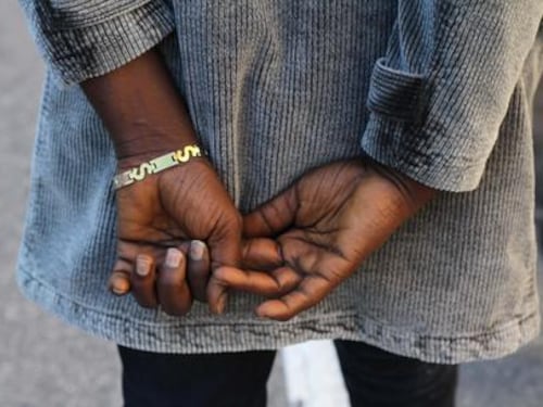 Immigrato vuole la cittadinanza: la compagna gli fa sposare la figlia