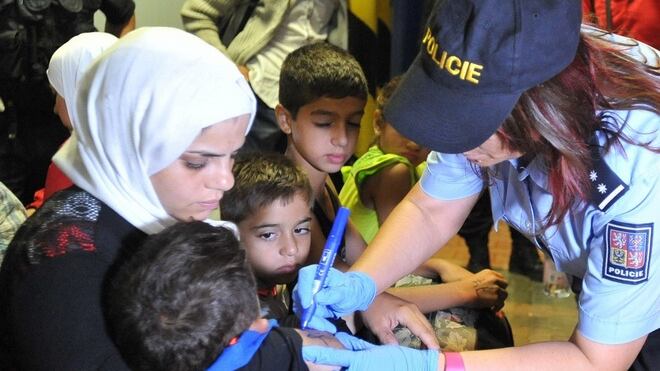 La polizia ceca marchia i migranti con numeri sul braccio
