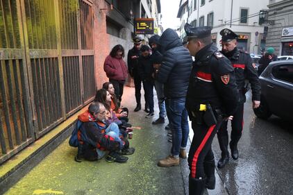 Blitz degli ambientalisti davanti al Mef 6