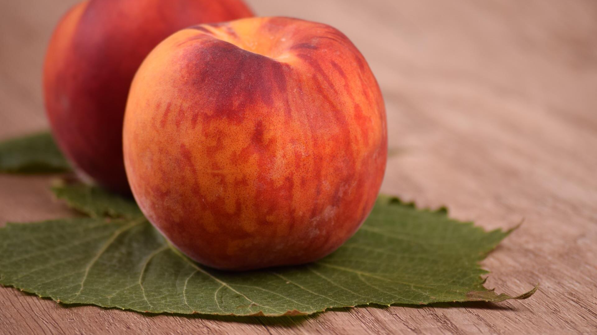Pesche, proprietà e benefici del frutto protagonista dell'estate
