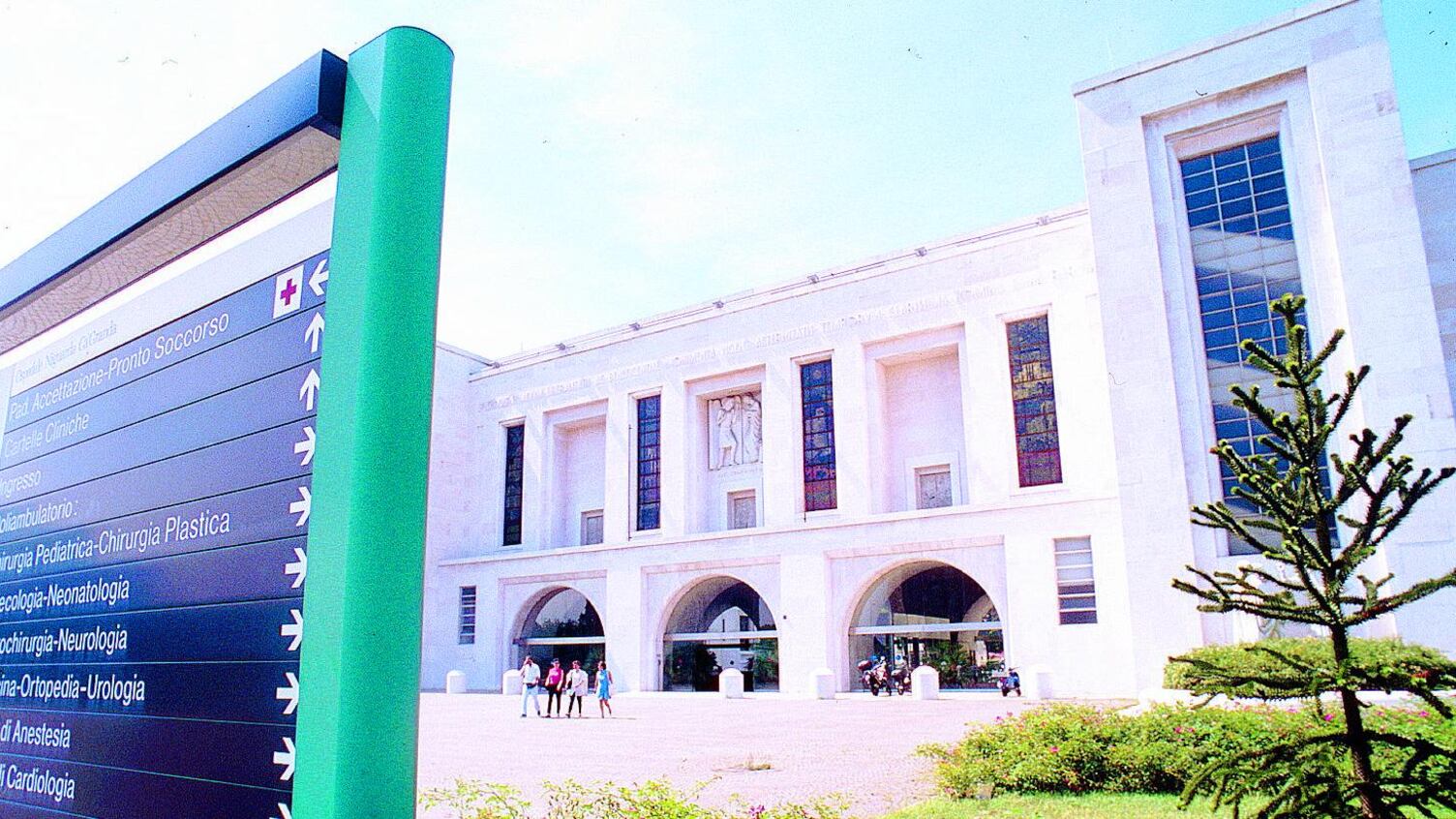 Morto accoltellato nel parcheggio di un supermercato