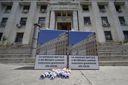 Giornata contro il tabacco: protesta hot davanti al ministero dell Salute 7