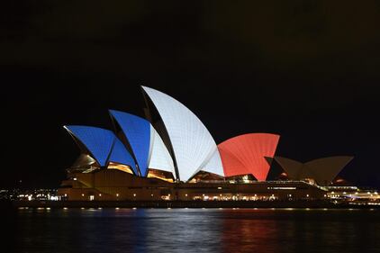 In tutto il mondo la solidarietà per Parigi si tinge del tricolore francese 6