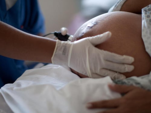 Usa, sventra una donna incinta per rubarle il feto. Morto il piccolo