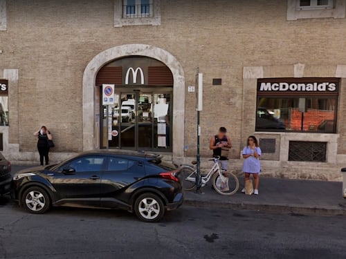Paura al Mc Donald's: dipendente pestato da tre clienti