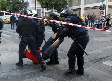 Atene, scontri tra polizia e manifestanti 7