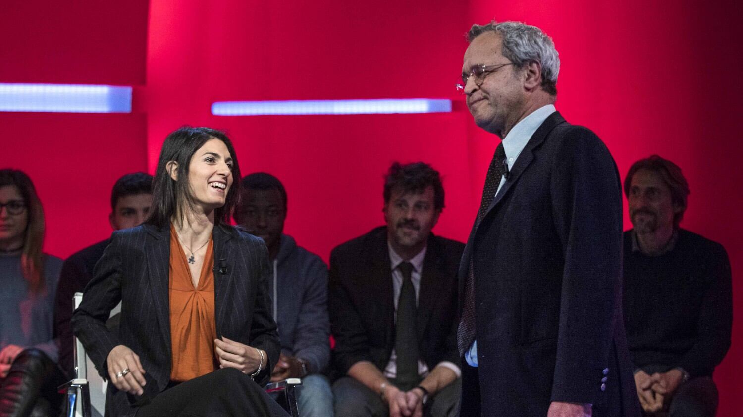 La Raggi: "Ci ho pensato ma non lascio". E Romeo la copre: "Era all'oscuro"