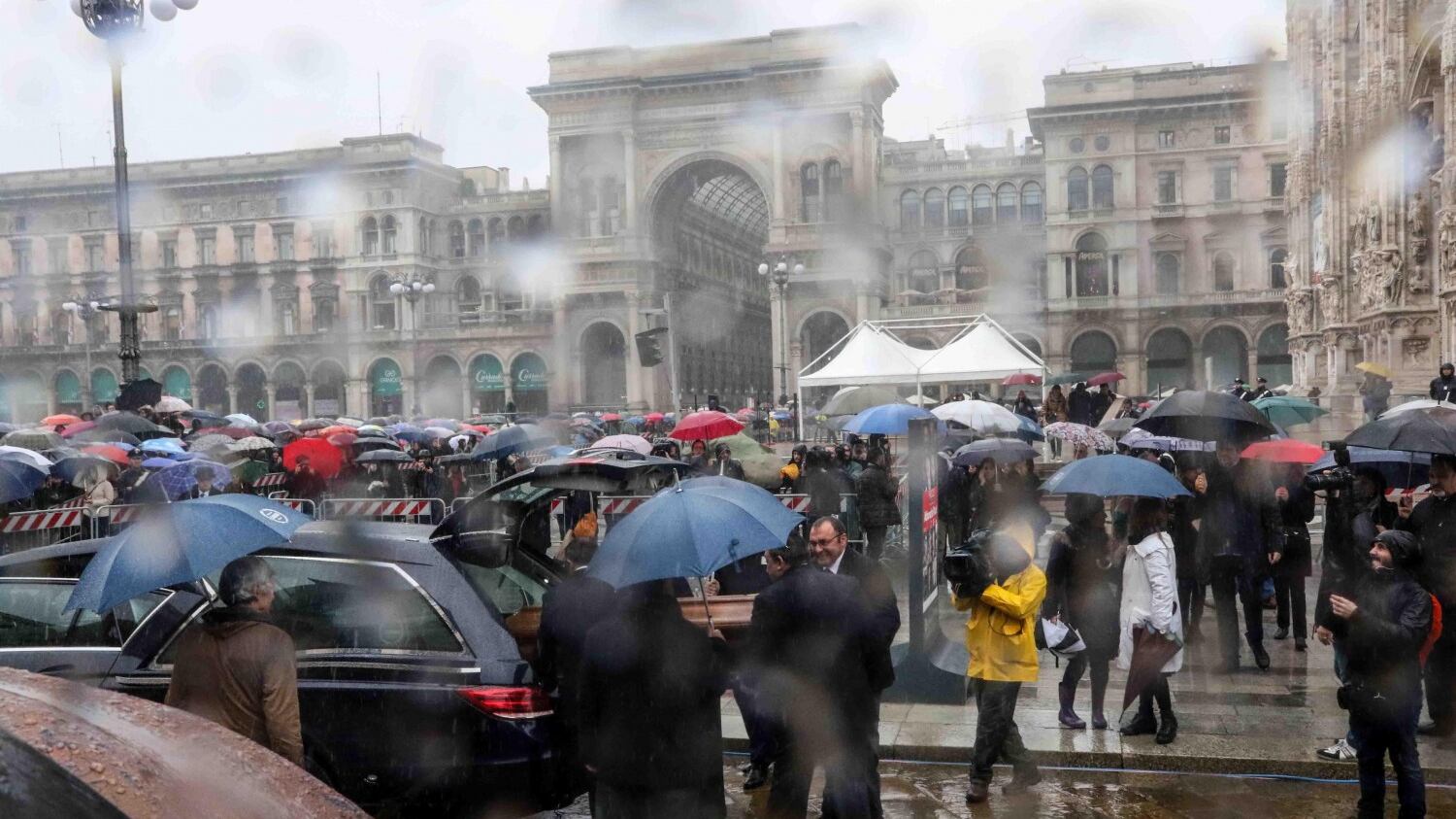 Duomo occupato dai comunisti. La Rai s'inginocchia
