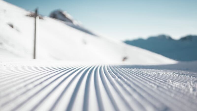 Primo piano su pista da sci